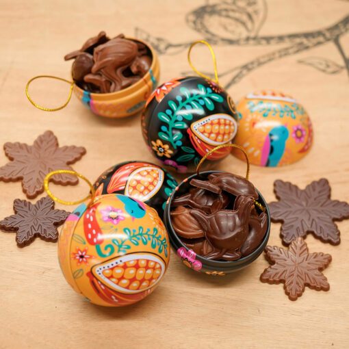 Boule de Noël garnie de flocons et petites baleines chocolat noir & lait