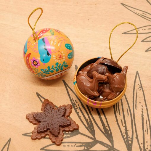 Boule de Noël garnie de flocons et petites baleines chocolat noir & lait 1