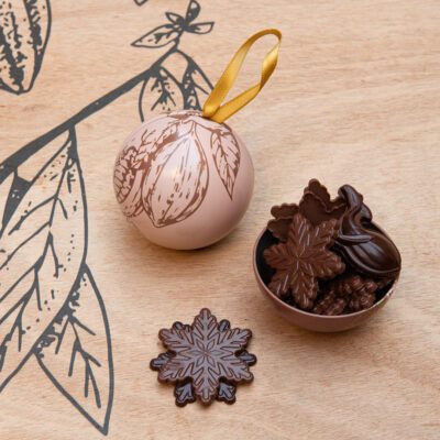 Boule de Noël garnie de flocons et petites baleines chocolat noir & lait