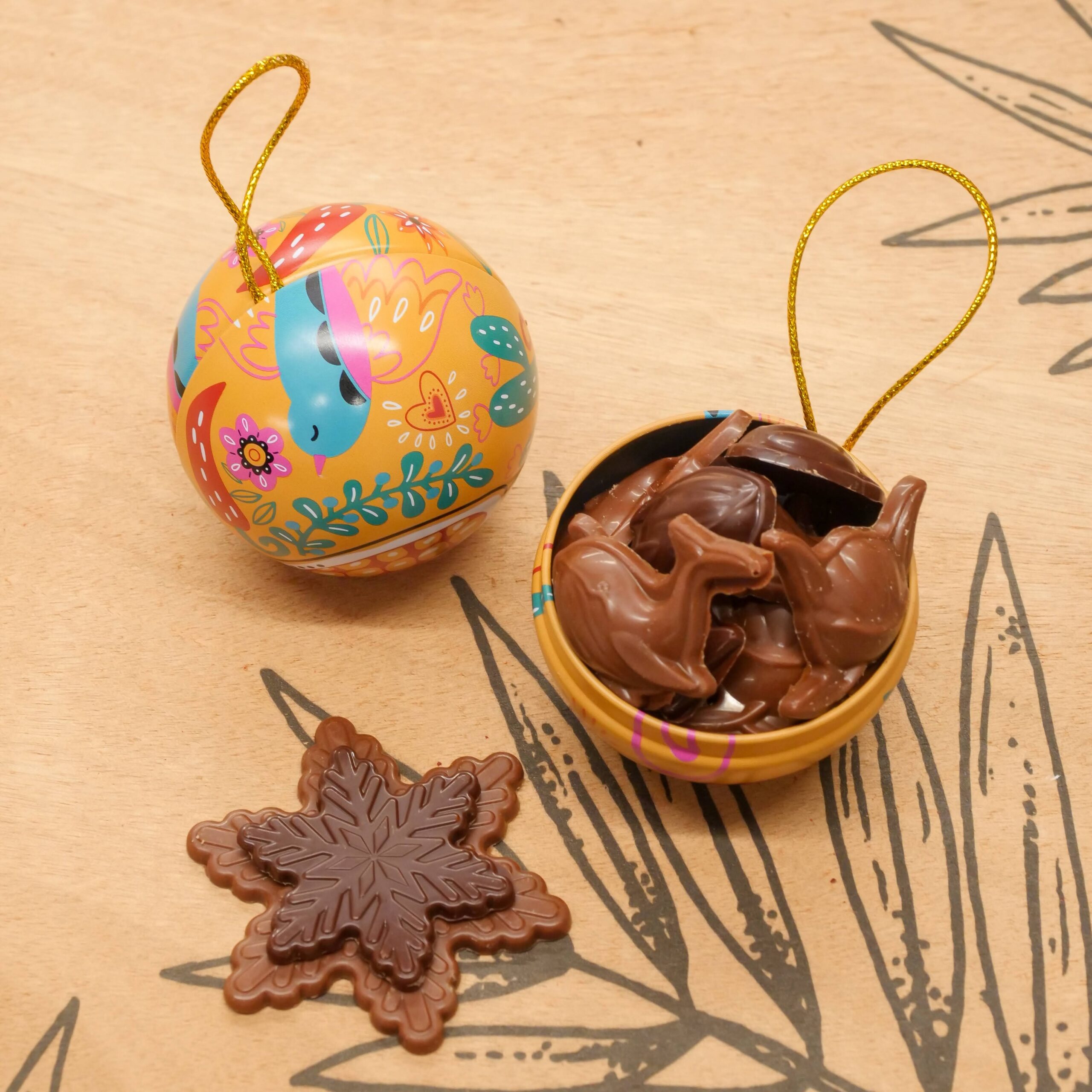 Boule de Noël garnie de flocons et petites baleines chocolat noir & lait 2 Boule de Noël garnie de flocons et petites baleines chocolat noir & lait – Image 2