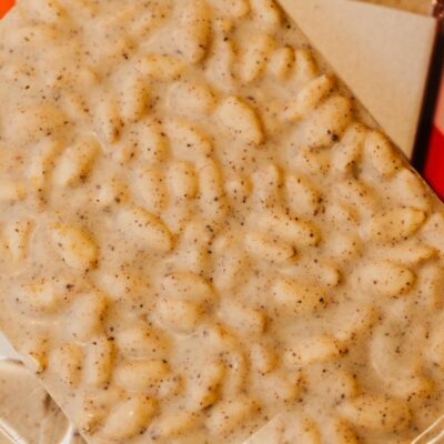 détail de la tablette de chocolat blanc au riz au lait de La Baleine à Cabosse, avec un aperçu du riz soufflé