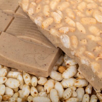 détail de la tablette de chocolat blanc au riz au lait de La Baleine à Cabosse, avec un aperçu du riz soufflé