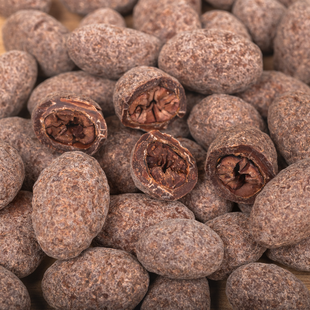 Fèves de cacao enrobées de chocolat noir 65%