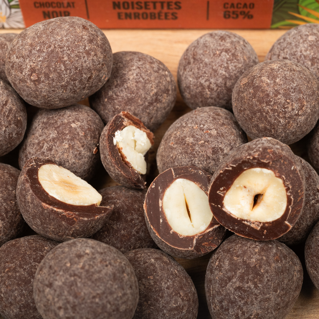 Noisettes enrobées de chocolat noir 65%