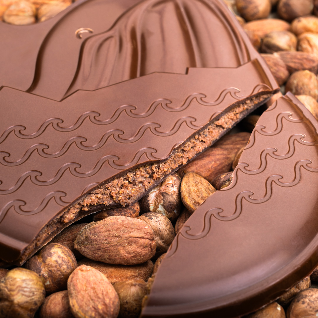 Baleine de Pâques chocolat au lait fourrée au praliné amandes & noisettes du Piémont détail