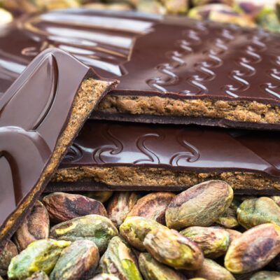 Baleine de Pâques chocolat noir fourrée au praliné pistaches détail