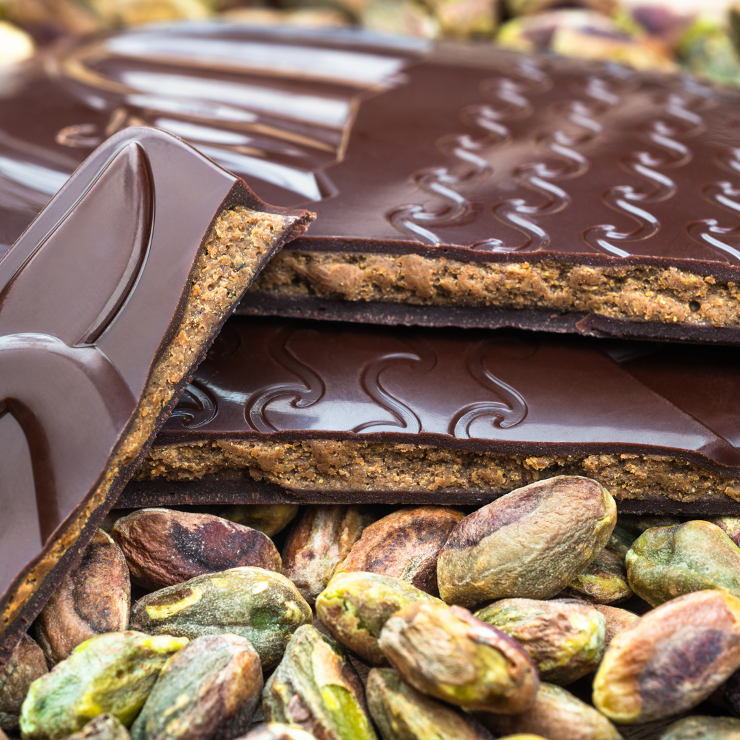 Baleine de Pâques chocolat noir fourrée au praliné pistaches détail