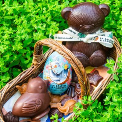 Ourson et poussin de Pâques dans le jardin